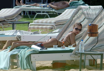 Srie de photos # 01 de Jessica Alba sur la plage